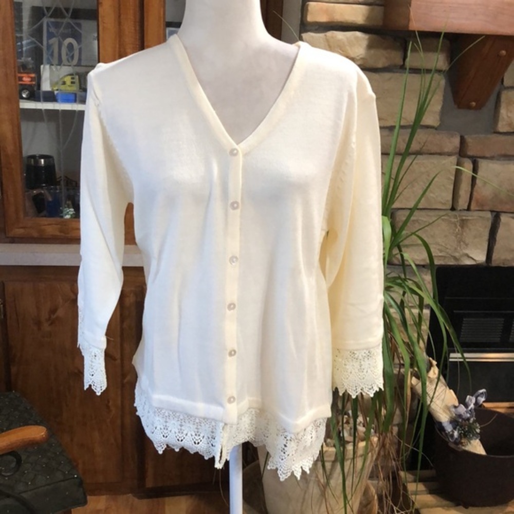 BNIP CW CLASSICS SIZE MEDIUM IVORY  LONG SLEEVE LACE TRIMMED SWEATER BUTTON UP